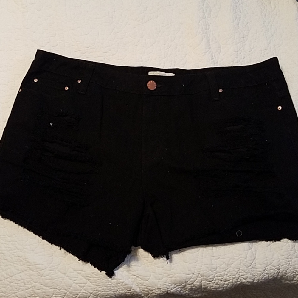 Distressed short